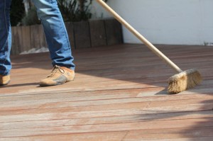 Zu 1.: Die zuvor mit Exterior Cleaner gründlich gereinigten Terrassendielen werden von grobem Schmutz befreit.